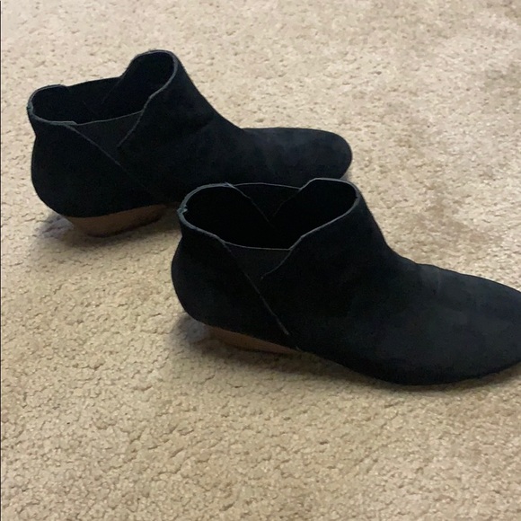 Adam Tucker bootie in black. Size 9 - Picture 3 of 5
